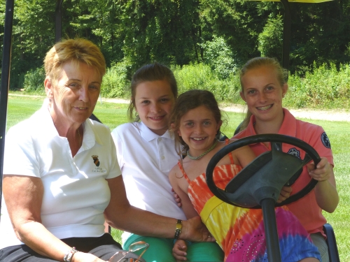 Inge Muster mit den jungen Helferinnen